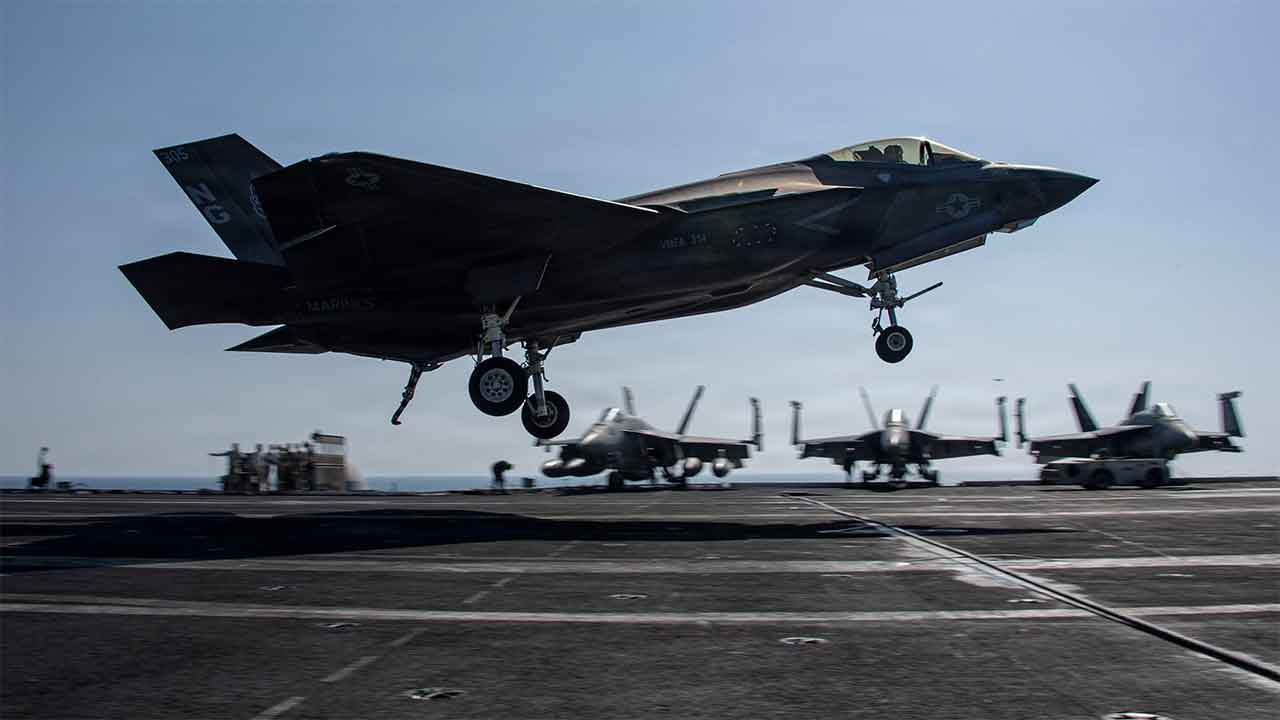 F-35C Lightning II do Corpo de Fuzileiros Navais dos Estados Unidos pousa a bordo do USS Abraham Lincoln (CVN 72), no Mar da Arábia. Foto: U.S. Central Command (CENTCOM)