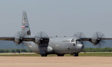 Homem é preso após danificar avião militar dos EUA na Irlanda