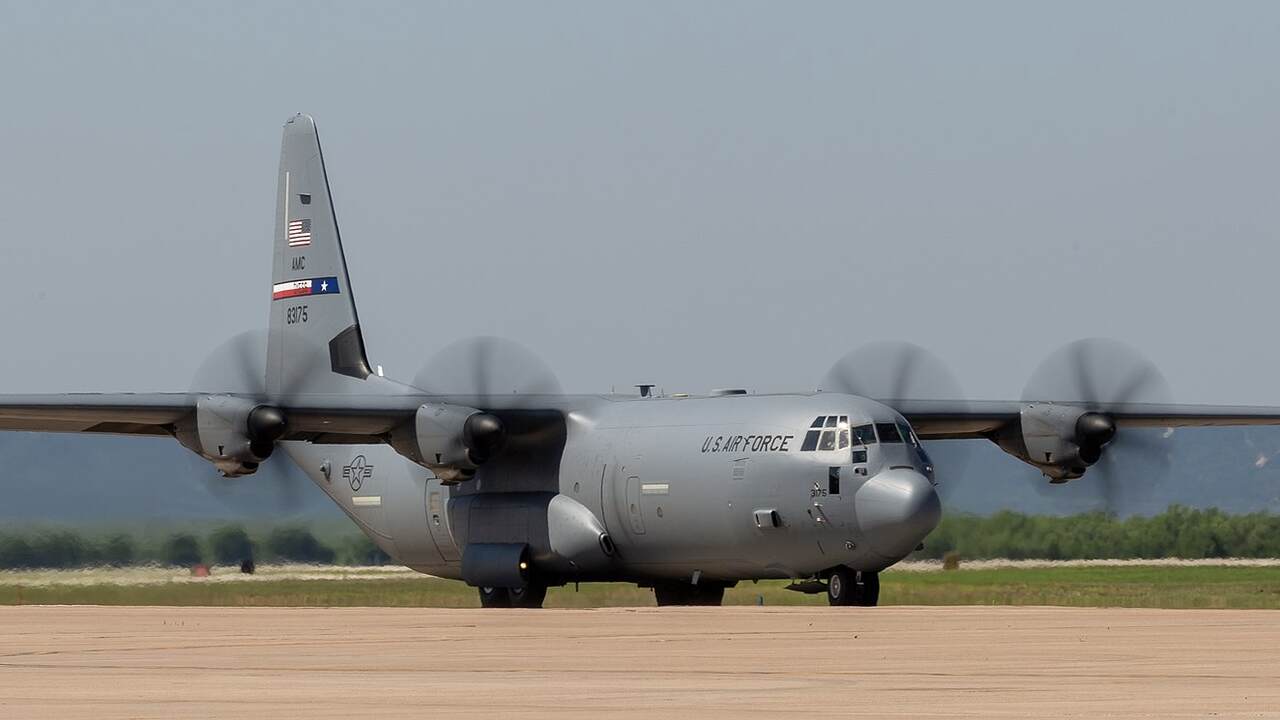 Homem é preso após danificar avião militar dos EUA na Irlanda