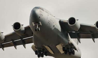 C-17 da Força Aérea Real desembarca no assentamento mais ao norte do mundo