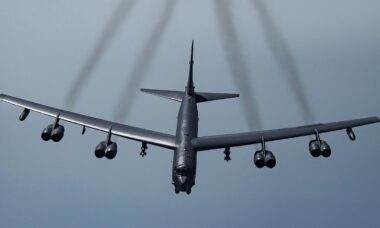 EUA sobrevoam o Irã com o bombardeiro B-52 pela primeira vez desde o início da guerra