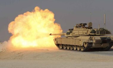 Tropas dos EUA fazem treinamento de motorista de tanque M1 Abrams para sargento alemão