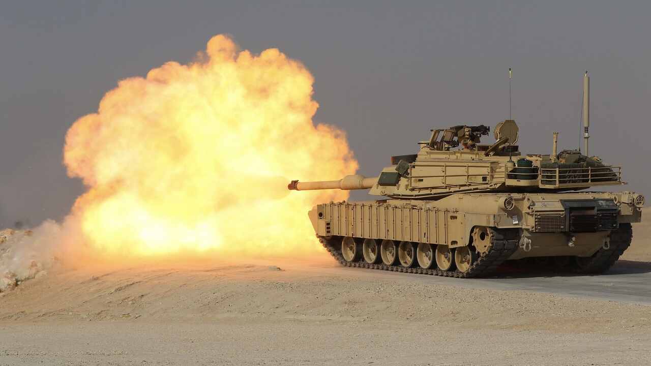 Amerikaanse troepen geven rijtraining op de M1 Abrams aan een Duitse sergeant