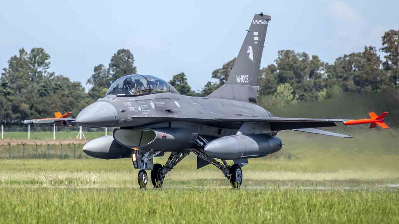 F-16. X @MinDefensa_Ar