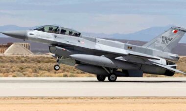 F-16 Block 70 da Real Força Aérea do Bahrein pousa na Base Aérea de Edwards, na Califórnia, em 28 de março. (Foto cortesia do Escritório de Assuntos Públicos da 412ª Ala de Testes, Força Aérea dos EUA)