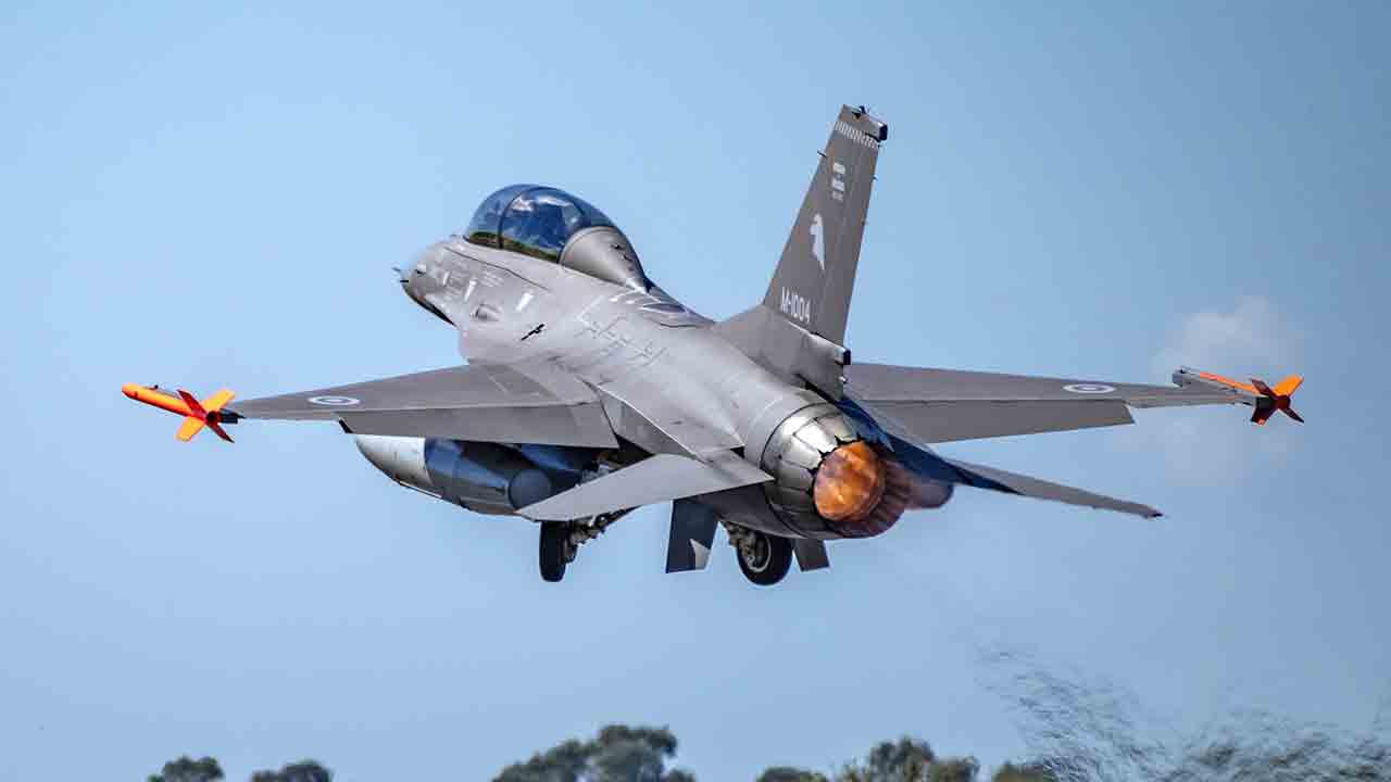F-16. X @MinDefensa_Ar