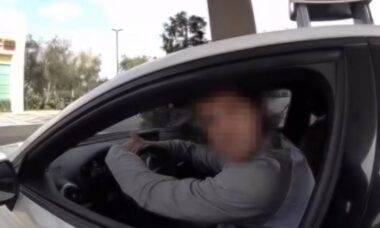 Motorista de Audi para em posto de gasolina e exige combustível de graça: “Dinheiro não é real”