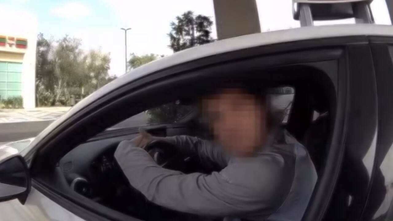 Motorista de Audi para em posto de gasolina e exige combustível de graça: “Dinheiro não é real”