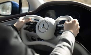 Mercedes-Benz EQS 2026 incorpora nova direção steer-by-wire e volante tipo manche