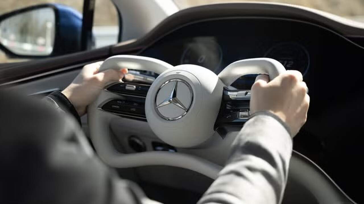 Mercedes-Benz EQS 2026 introduceert nieuw steer-by-wire-systeem en stuur in joystick-stijl