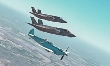 Caça Spitfire conclui voos de formação única com a Força Aérea Real britânica