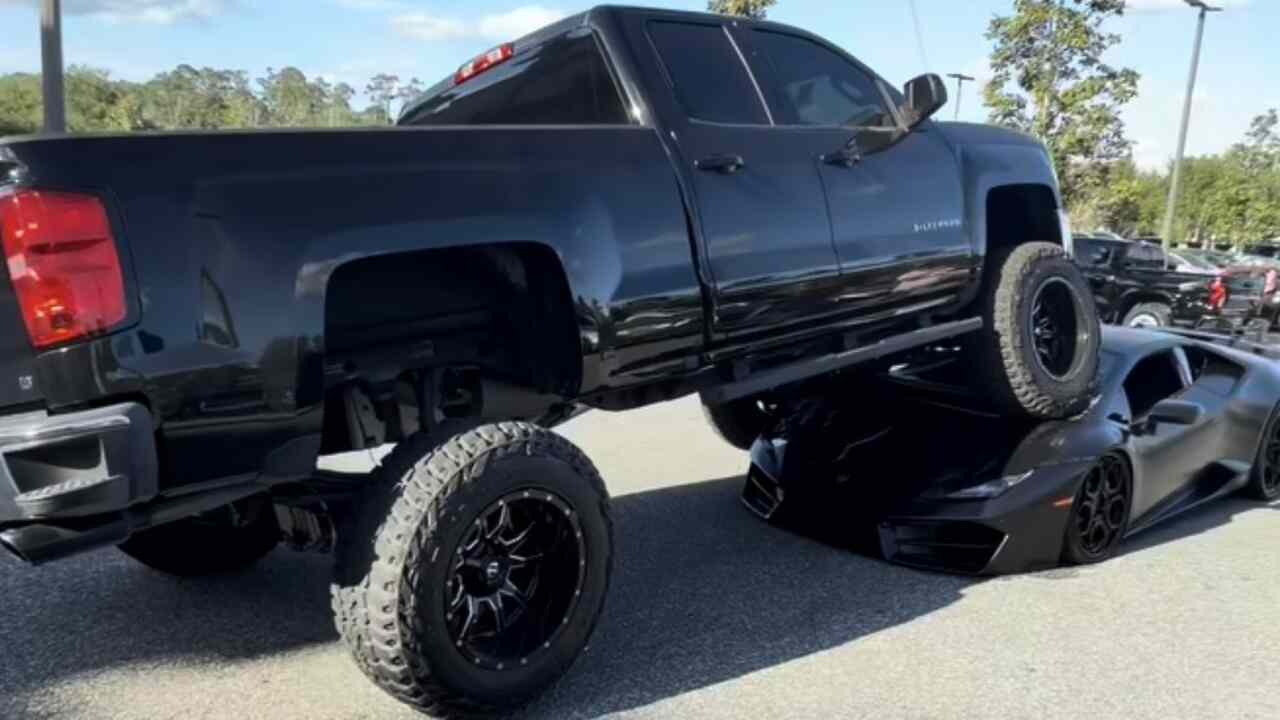 Sokkoló videó: hatalmas pickup hajt át egy 250 000 dolláros Lamborghinin