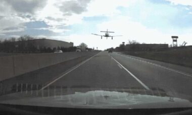 Vídeo: Avião faz pouso de emergência em rodovia movimentada dos EUA