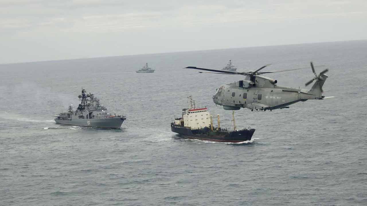 En Merlin-helikopter fra 814. Naval Air Squadron deltager i overvågningsoperationer sammen med HMS Somerset og HMS St Albans. Foto: Royal Navy