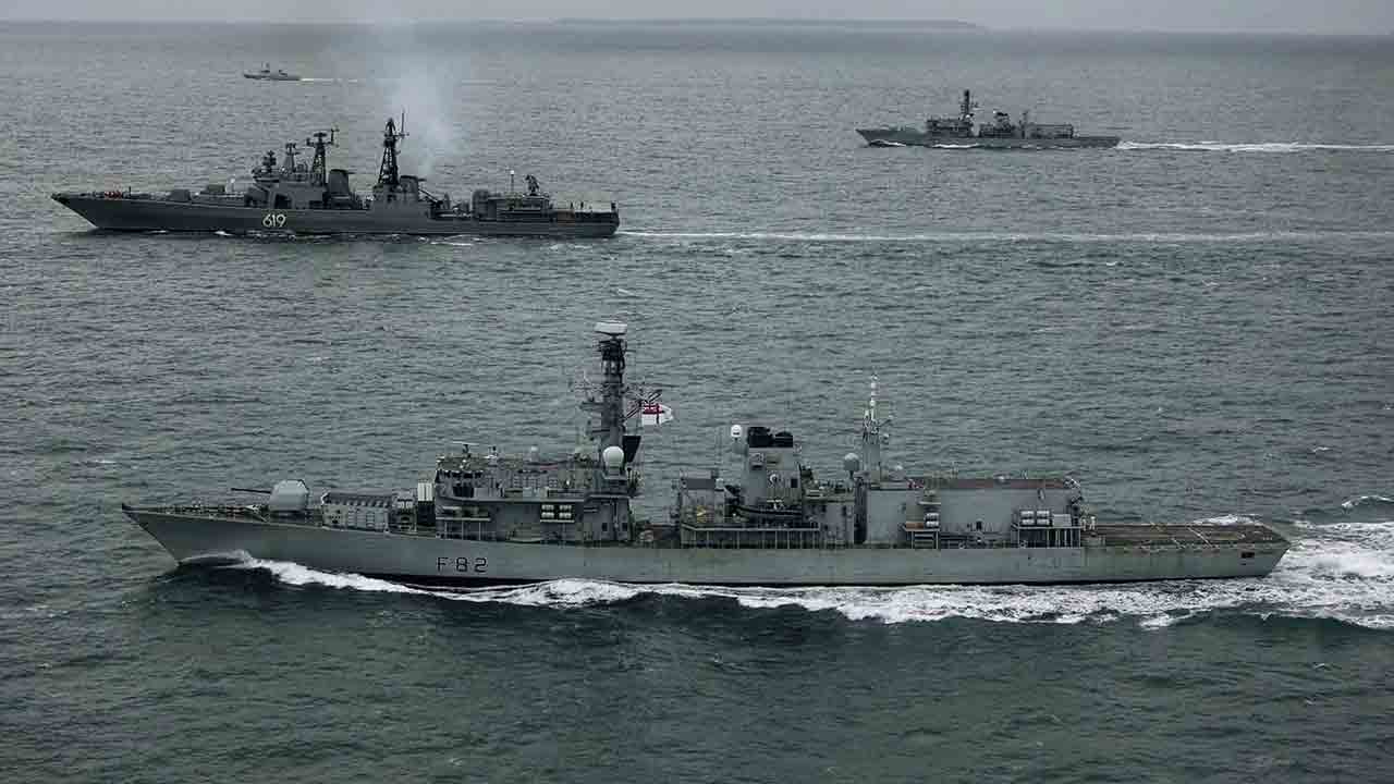 HMS Somerset i forgrunden og HMS St Albans følger det russiske flådefartøj Severomorsk. Foto: Royal Navy
