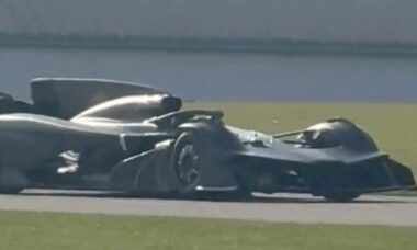 Vídeo: Aston Martin é vista testando protótipo para carro semelhante a “Batmóvel”
