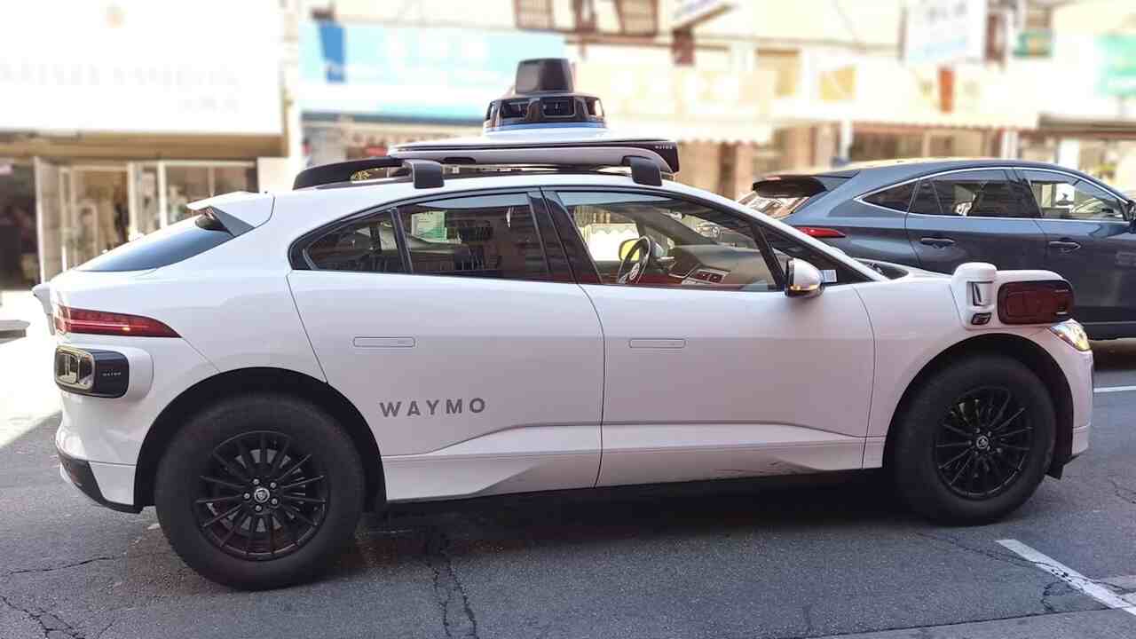 Waymo e Waze lanciano un programma pilota per la riparazione delle buche stradali