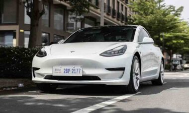 Tesla aplica multa de até US$ 50 mil a motoristas que tentam revender seus carros