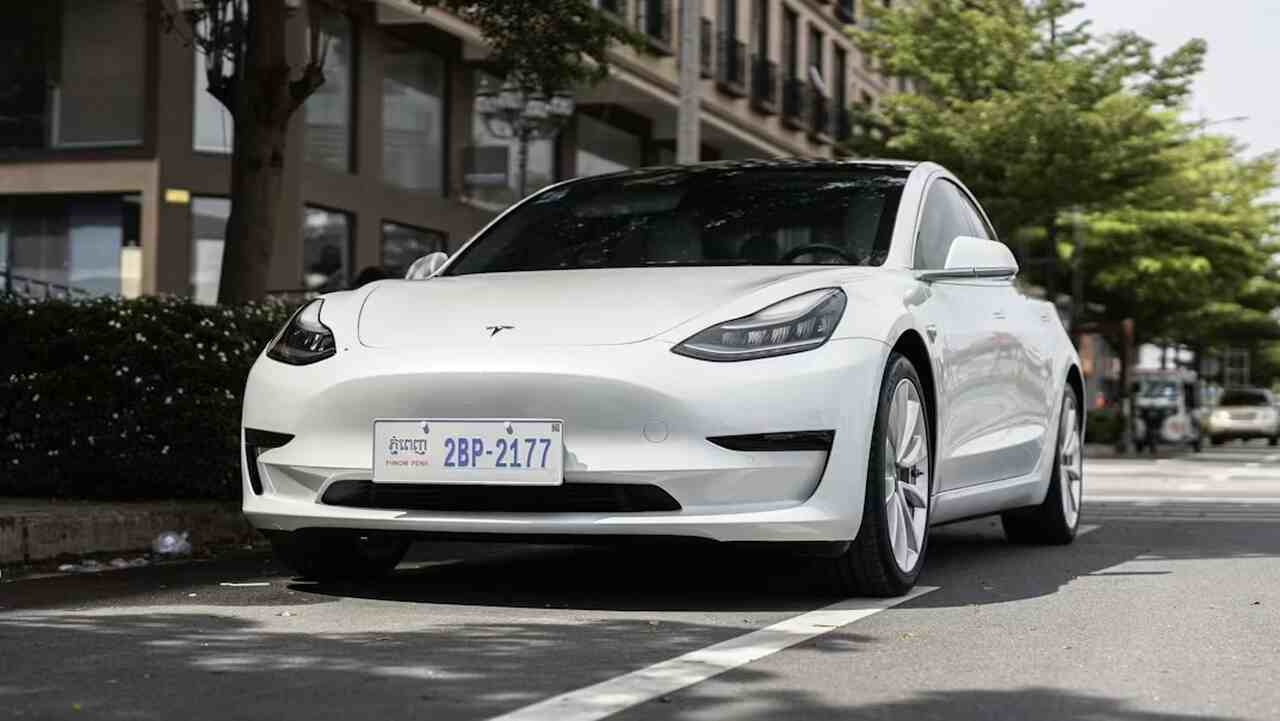 Tesla aplica multa de até US$ 50 mil a motoristas que tentam revender seus carros