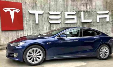 Elon Musk confirma atraso no projeto de robotáxis prometido para 2025