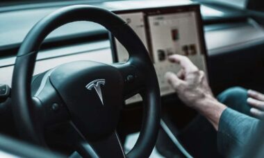Sistema de direção autônoma da Tesla chega ao primeiro país da Europa