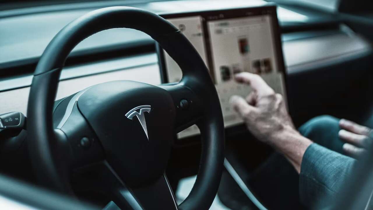 Il sistema di guida autonoma di Tesla arriva nel primo paese europeo