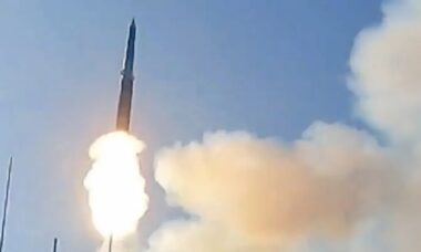 China exibe mísseis hipersônicos YJ-20 em meio às tensões no Mar da China Meridional