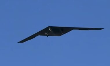 Vídeos mostram novo drone furtivo RQ-180 sobrevoando a Grécia