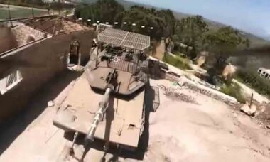 Hezbollah divulga vídeo de suposto ataque com drone FPV contra tanque Merkava Mk4 no Líbano. Telegram @mmirleb