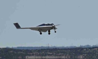 Drone híbrido XRQ-73 inicia testes de voo nos Estados Unidos