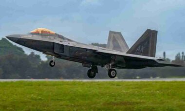 EUA enviam caças F-22 Raptor ao Japão em reforço militar no Pacífico
