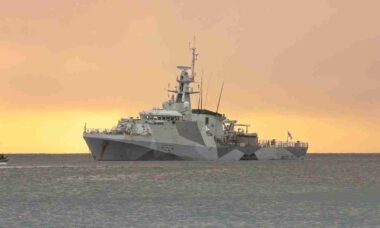 Navio britânico HMS Trent parte para missão antidrogas no Caribe
