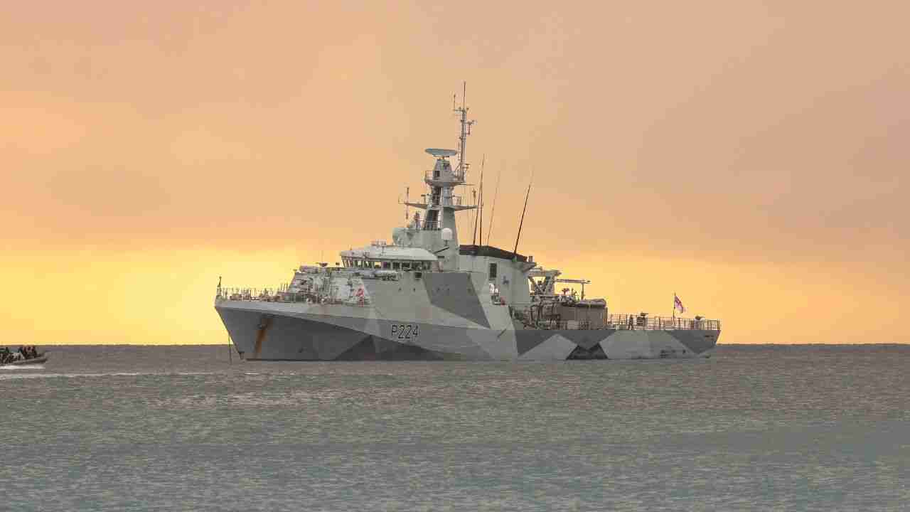 Nave britannica HMS Trent parte per una missione antidroga nei Caraibi