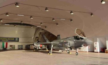 Itália exibe F-35B em hangar histórico da Segunda Guerra Mundial