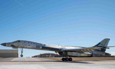 EUA reativam bombardeiro B-1B armazenado no “cemitério de aeronaves”