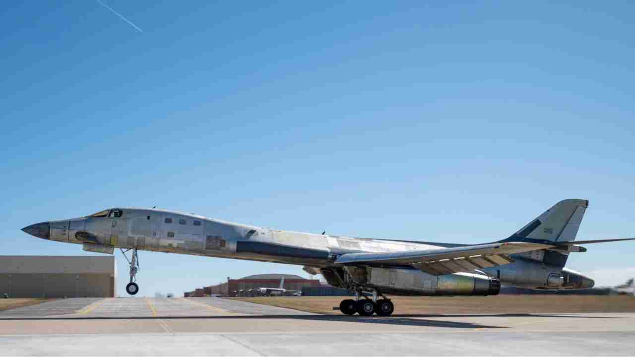 EUA reativam bombardeiro B-1B armazenado no “cemitério de aeronaves”