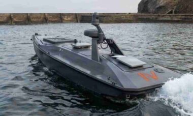 Drones navais ucranianos destroem barco russo Sobol perto da Ponte de Kerch