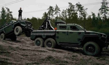 Ucrânia revela blindado 6x6 nacional para recuperar veículos em combate