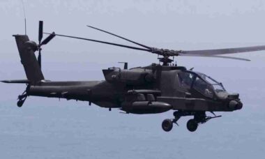 EUA usam helicópteros e destroem 6 barcos iranianos no Estreito de Ormuz