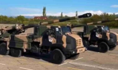 Armênia exibe obuseiros franceses CAESAR em desfile militar em Yerevan