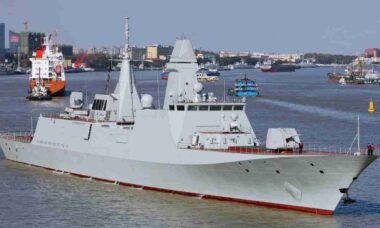 China estreia nova fragata Type 054B em operação inédita com porta-aviões no Pacífico