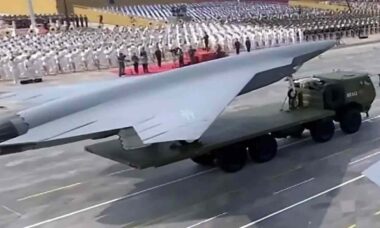 Gigantescos drones furtivos da China são vistos em base aérea secreta para testes