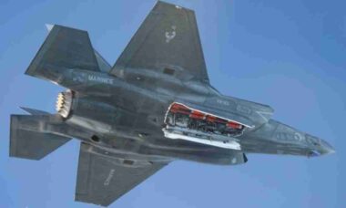 F-35B realiza primeiro voo carregando mísseis britânicos SPEAR 3