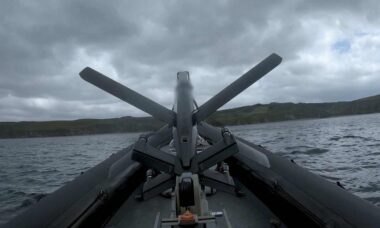 Empresa alemã testa drone kamikaze HX-2 lançado de embarcação no Reino Unido