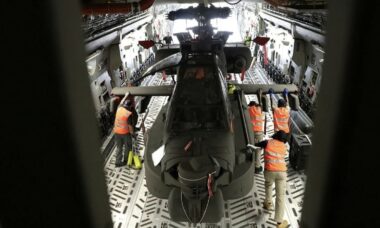Austrália recebe mais dois helicópteros AH-64E Apache do Exército dos EUA
