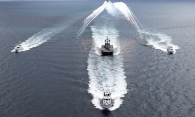 Marinha britânica testa integração entre helicópteros e drones armados na Noruega