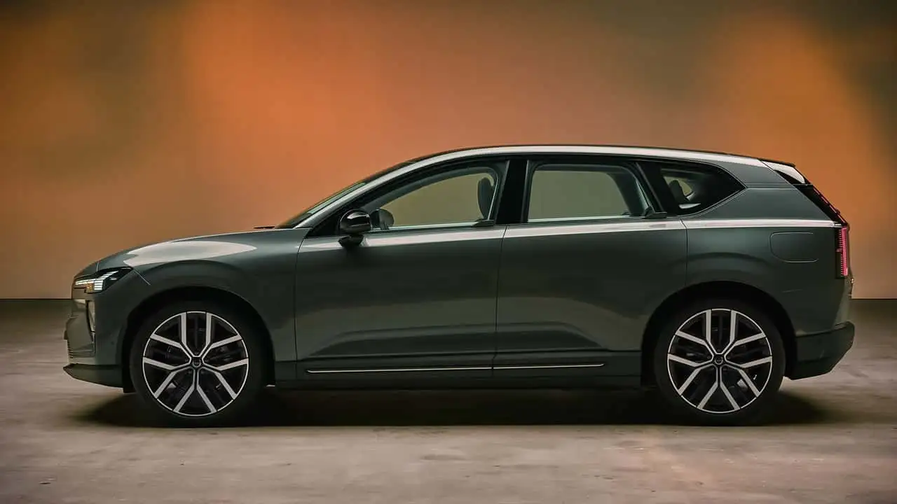 Volvo révèle les prix du EX60 et vise un rival électrique de BMW