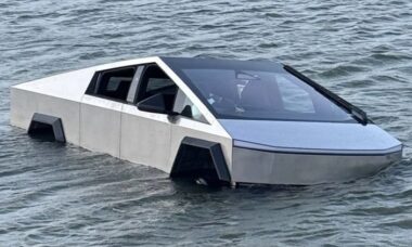 Motorista de Cybertruck é investigado após jogar carro em lago no Texas