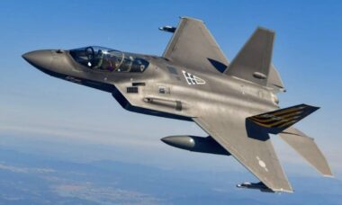 Novo jato de combate KF-21 da Coreia do Sul é liberado para entrar em serviço