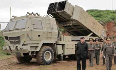 Coreia do Norte revela lançador móvel de foguetes semelhante ao HIMARS